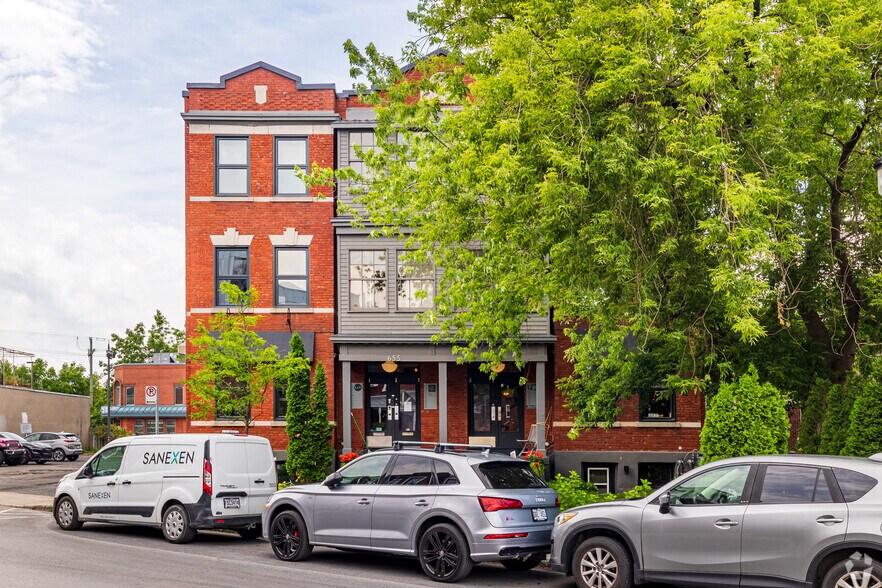 More Photos Of 651 Av Victoria, Saint-lambert Flex For Lease