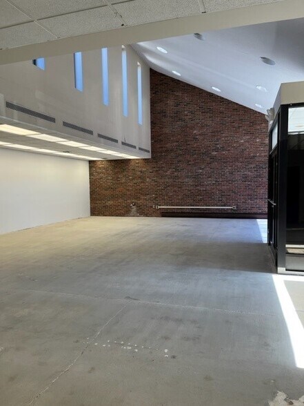 More Photos Of 620 Washington Rd, Pittsburgh Bank For Lease