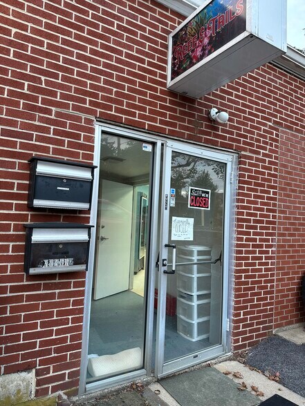 More Photos Of 2501 Penn Ave, West Lawn Storefront Retail Office For Lease