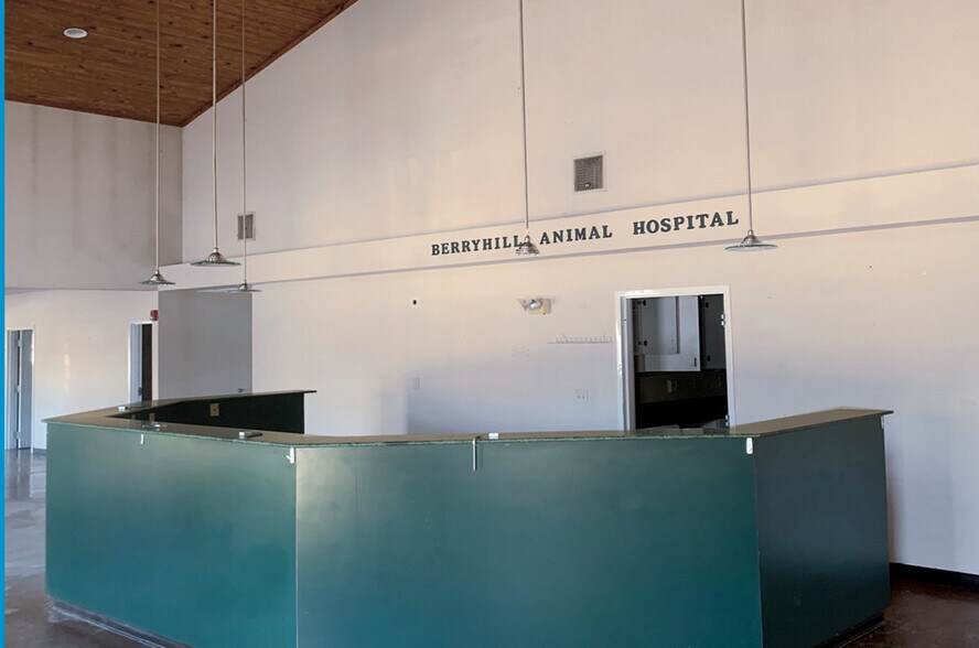 More Photos Of 1850 Berryhill Rd, Cordova Veterinarian Kennel For Sale