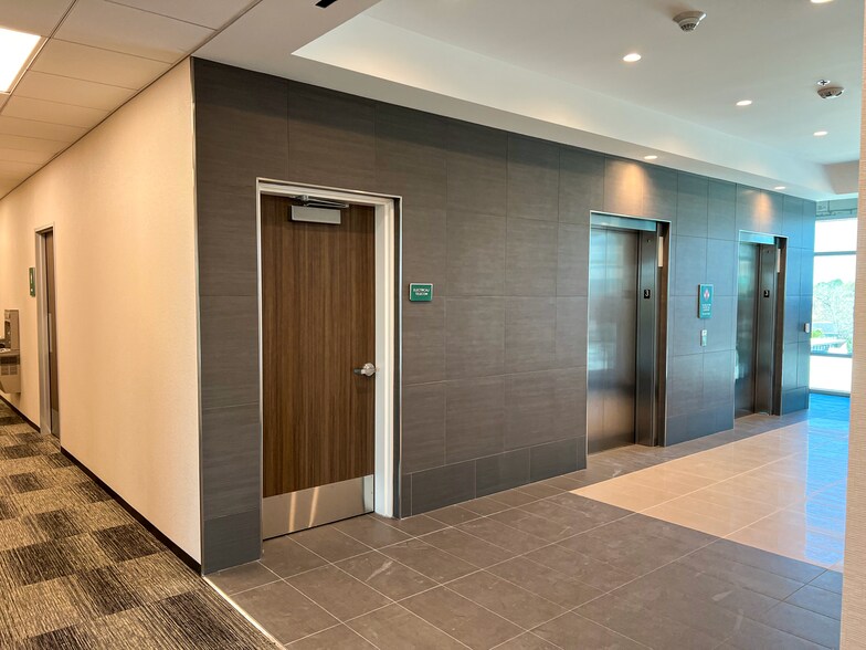 More Photos Of 400 W Davis St, Conroe Office For Lease