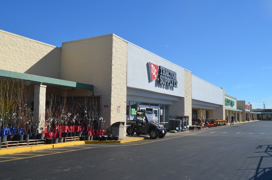 More Photos Of 1101-1133 US Highway 17 S, Wauchula Supermarket For Lease