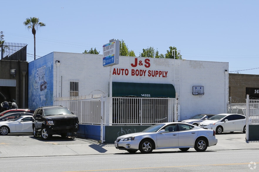 More Photos Of 14332 Oxnard St, Van Nuys Warehouse For Lease