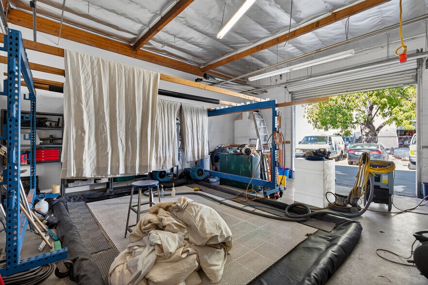 More Photos Of 8116-8144 Deering Ave, Canoga Park Warehouse For Lease