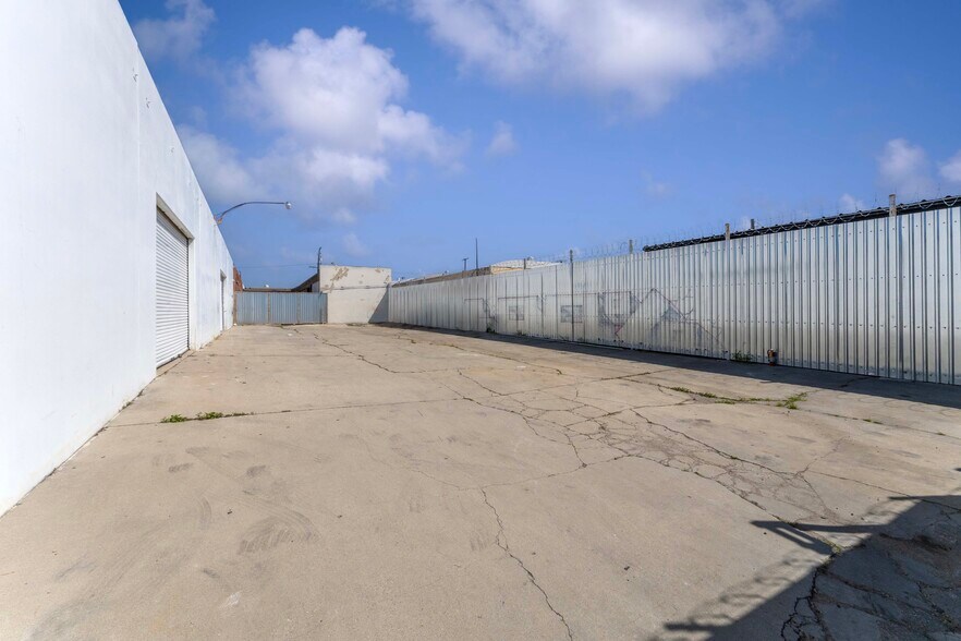 More Photos Of 15610 S Main St, Gardena Distribution For Sale