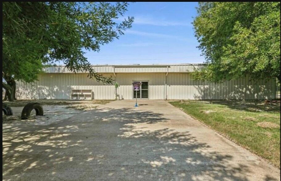 More Photos Of 480 E Round Bunch Rd, Bridge City Specialty For Sale