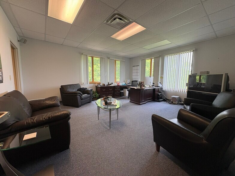 More Photos Of 1010 Kennedy Memorial Dr, Oakland Office For Sale