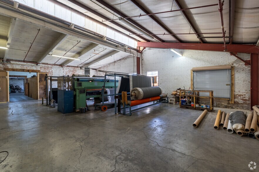 More Photos Of 222 King St S, Calhoun Warehouse For Sale