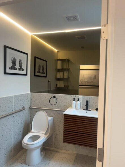 More Photos Of 709 D St SE, Washington Storefront For Lease