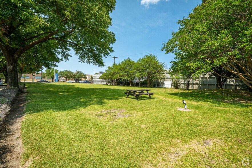 More Photos Of 6343 Skyline Dr, Houston Office For Lease