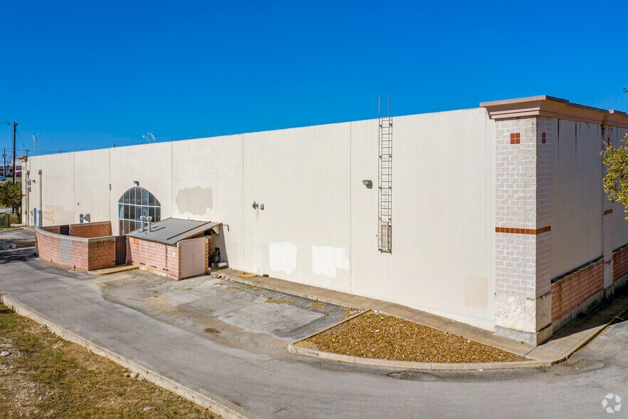 More Photos Of 11309-11323 Bandera Rd, San Antonio Unknown For Lease