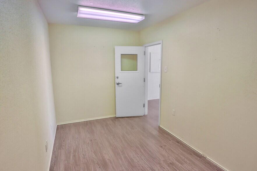 More Photos Of 130 W Rhapsody Dr, San Antonio Light Manufacturing For Lease