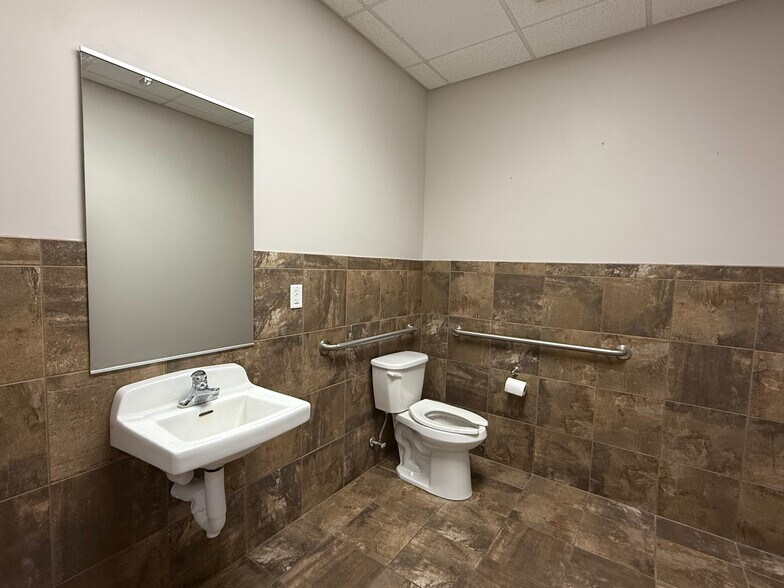 More Photos Of 1301-1303 5th St, Coralville Office For Lease