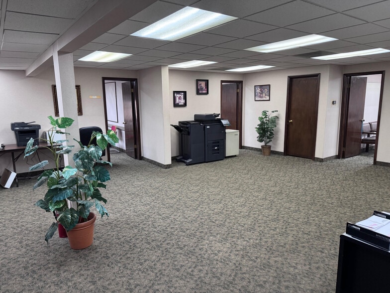 More Photos Of 23999 W 10 Mile Rd, Southfield Office For Lease