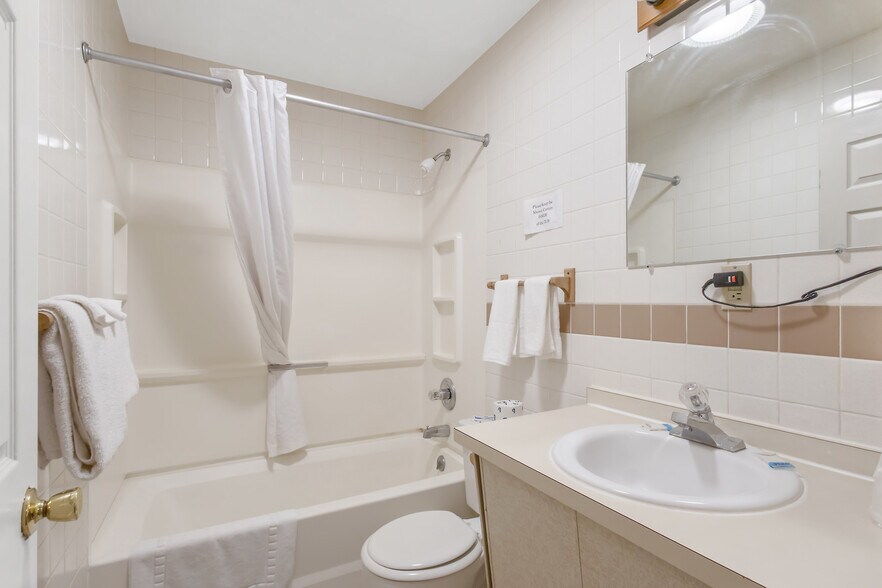 More Photos Of 180 E 10th St, Oswego Hotel For Sale