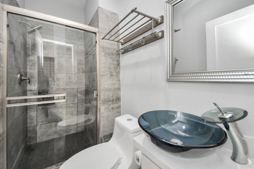 More Photos Of 1708 Winter St, Houston Apartments For Sale