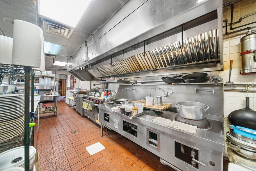 More Photos Of 514 N College Ave, Fayetteville Restaurant For Sale