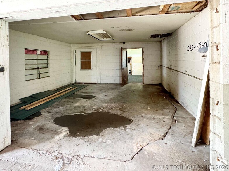 More Photos Of 728 Main St, Cushing Light Distribution For Sale