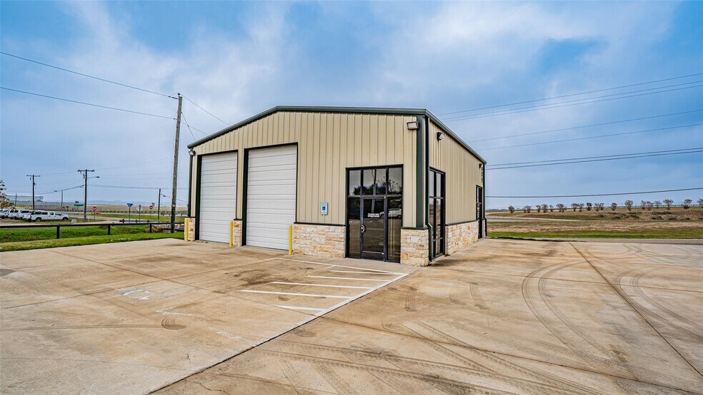 More Photos Of 132 N Grants Ln, White Settlement Flex For Lease