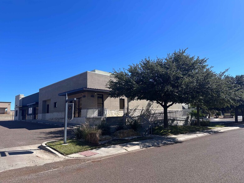Primary Photo Of 6547 Star Ct, Laredo Office For Lease