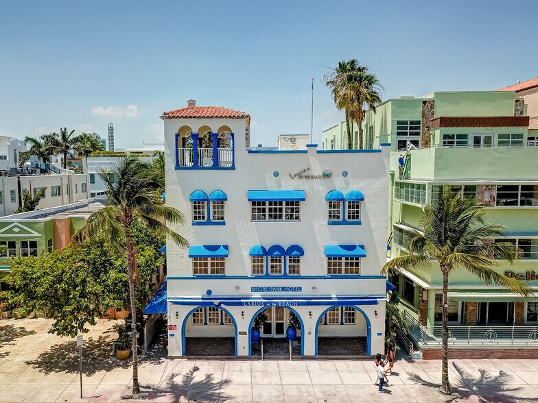 More Photos Of 820 Ocean Dr, Miami Beach Restaurant For Lease