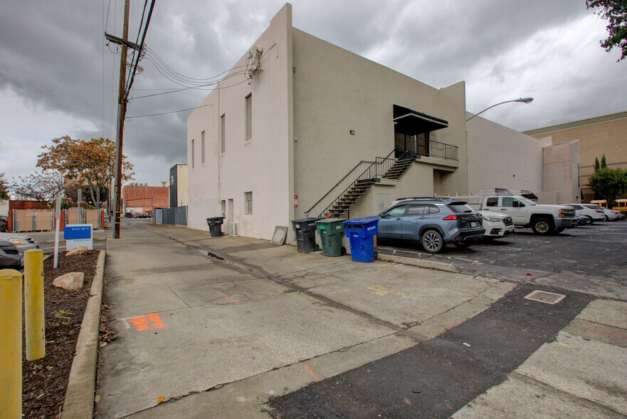 More Photos Of 817-819 10th St, Modesto Office For Lease