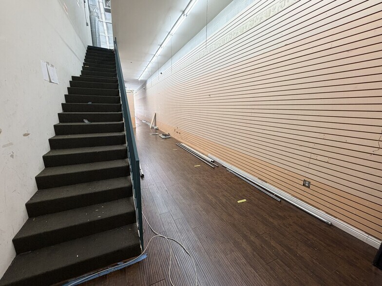 More Photos Of 951 Crocker St, Los Angeles Storefront Retail Office For Lease