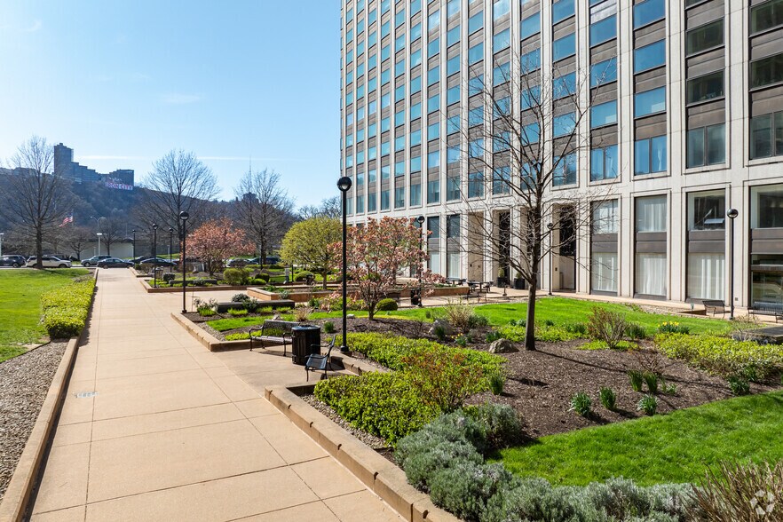 More Photos Of 320 Fort Duquesne Blvd, Pittsburgh Apartments For Sale