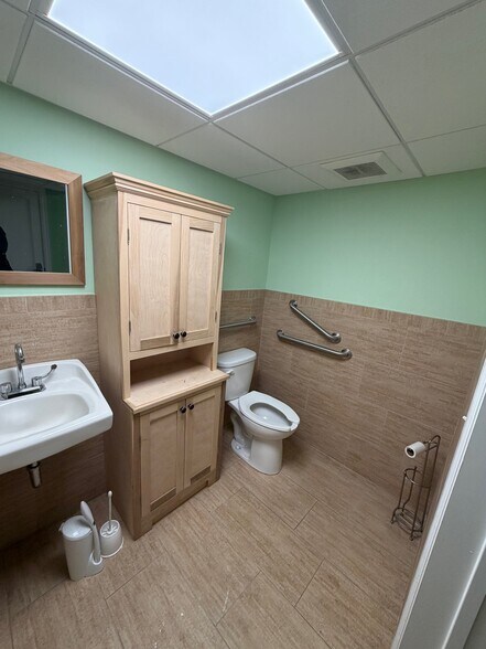 More Photos Of 12-18 W Carver St, Huntington Storefront Retail Office For Lease