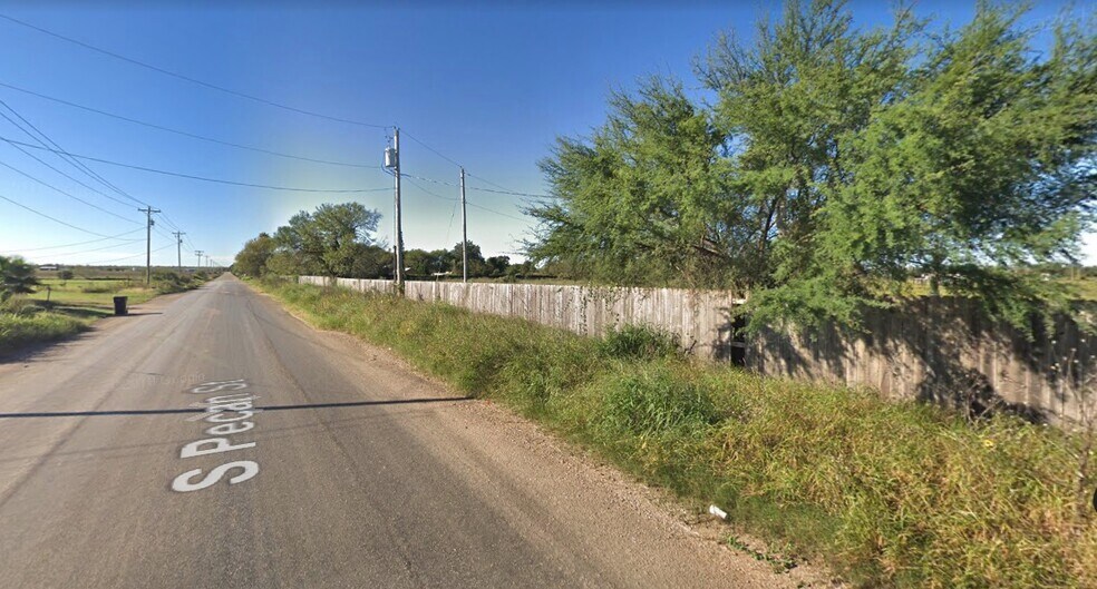 More Photos Of 1411 S Pecan, Pearsall Trailer Camper Park For Sale