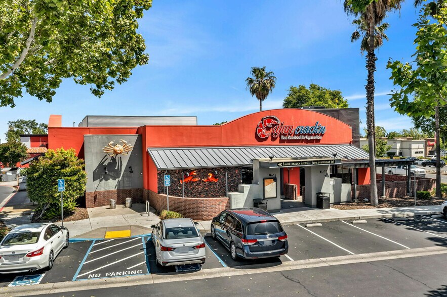 Primary Photo Of 200 Nut Tree Pky, Vacaville Restaurant For Sale