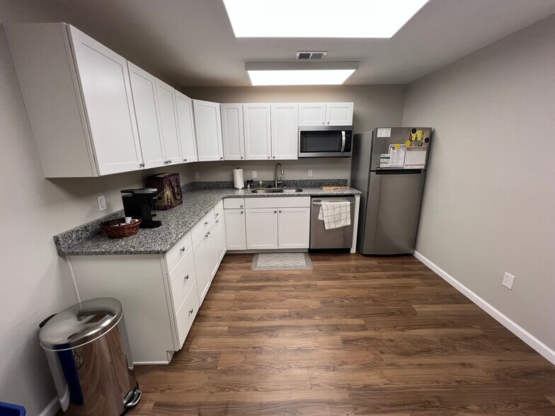 More Photos Of 1522 Oakhurst Dr, Charleston Office For Sale