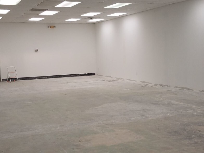 More Photos Of 1380 Mall Dr, Benton Harbor Convenience Store For Lease