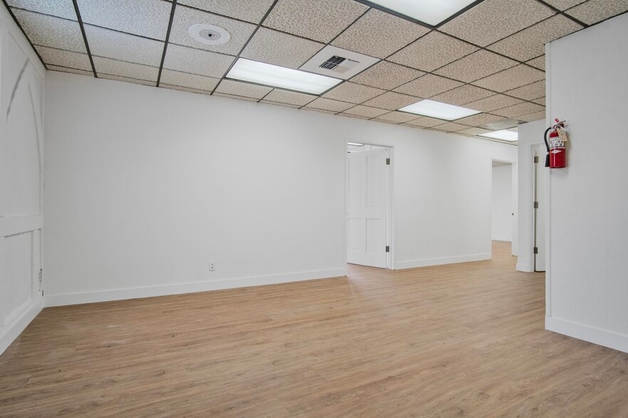 More Photos Of 3099 N Lima St, Burbank Flex For Lease