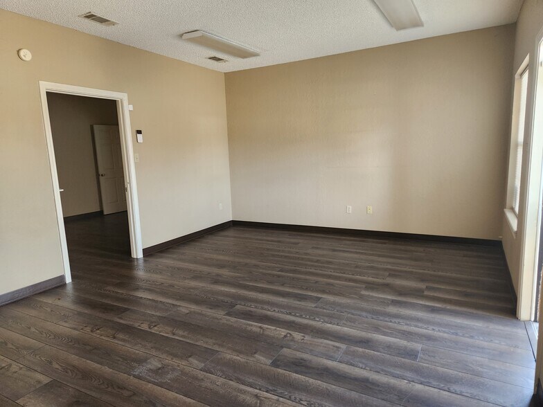 More Photos Of 2501 Summerhill Rd, Texarkana Office For Sale