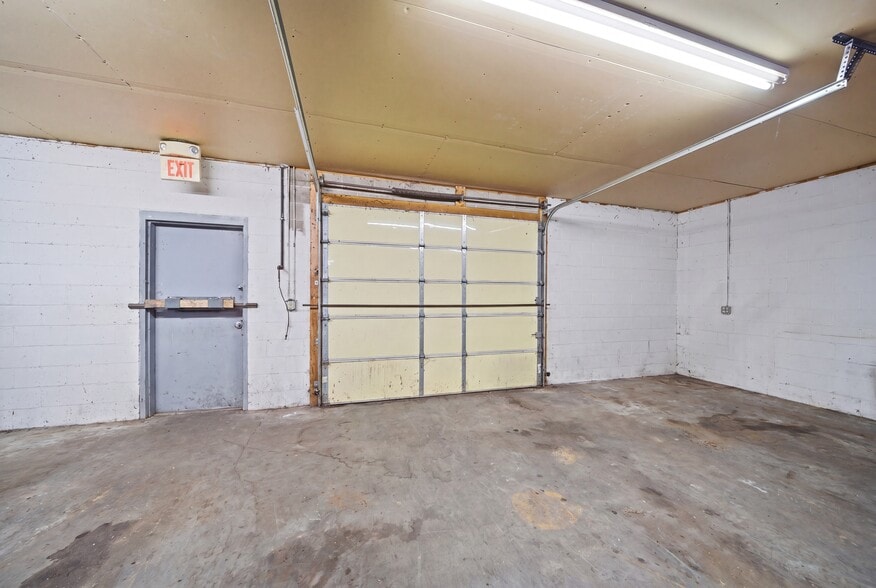 More Photos Of 2604 E Apache St, Tulsa Auto Repair For Sale