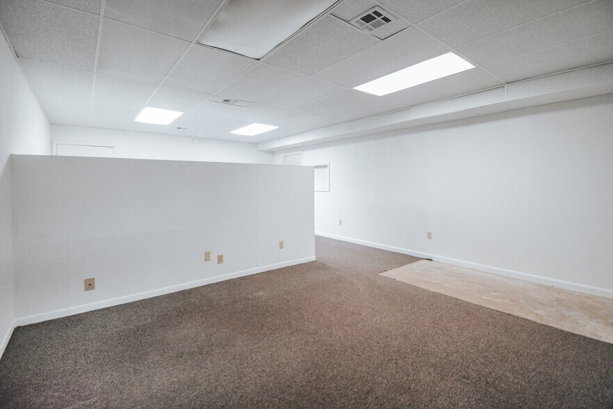 More Photos Of 305 N Laurent St, Victoria Flex For Lease