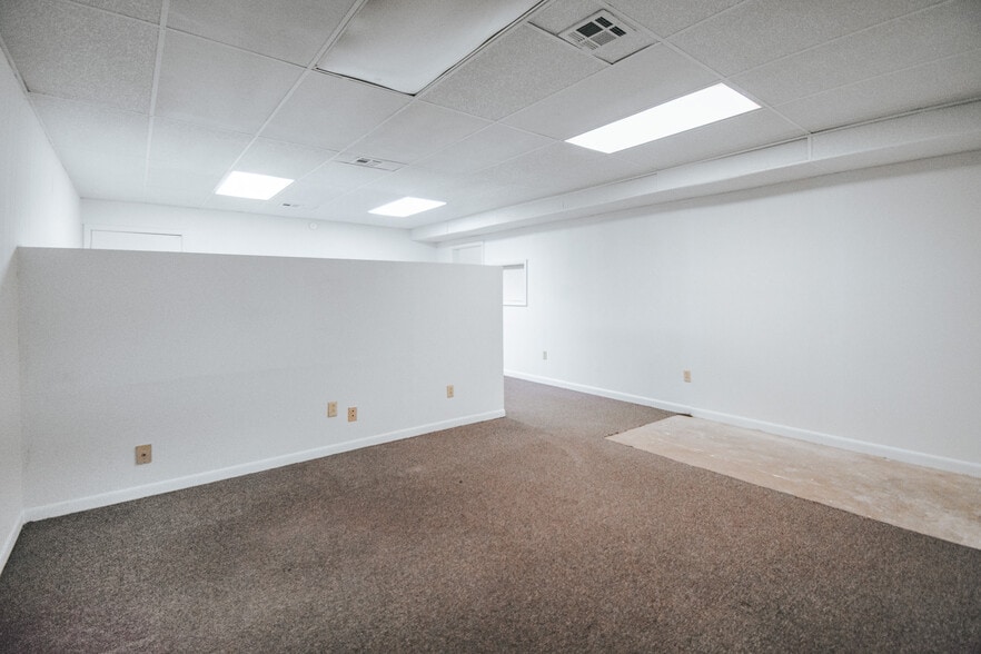 More Photos Of 305 N Laurent St, Victoria Flex For Sale