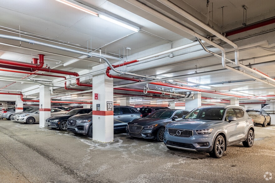 More Photos Of 555 Rue Chabanel O, Montréal Office For Sale