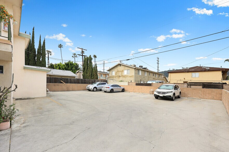 More Photos Of 2233 Addison Way, Los Angeles Apartments For Sale