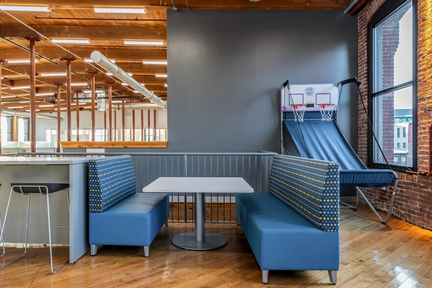 More Photos Of 1 Union St, Lawrence Office For Lease