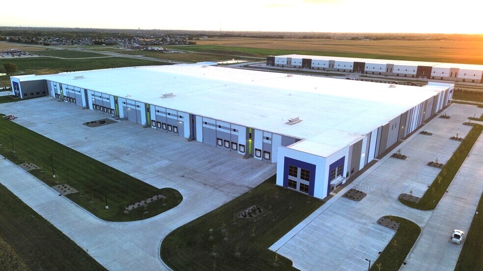 More Photos Of 12501 Plum Dr, Urbandale Distribution For Lease