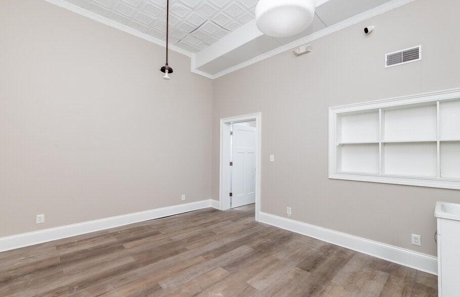 More Photos Of 1940 Harvard Dr, Louisville Storefront For Lease