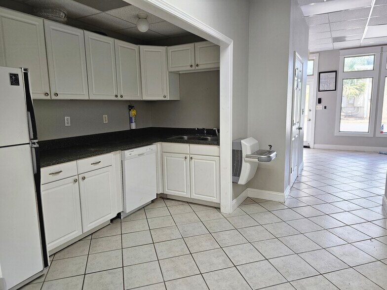 More Photos Of 913 Gulf Breeze Pky, Gulf Breeze Storefront Retail Office For Sale