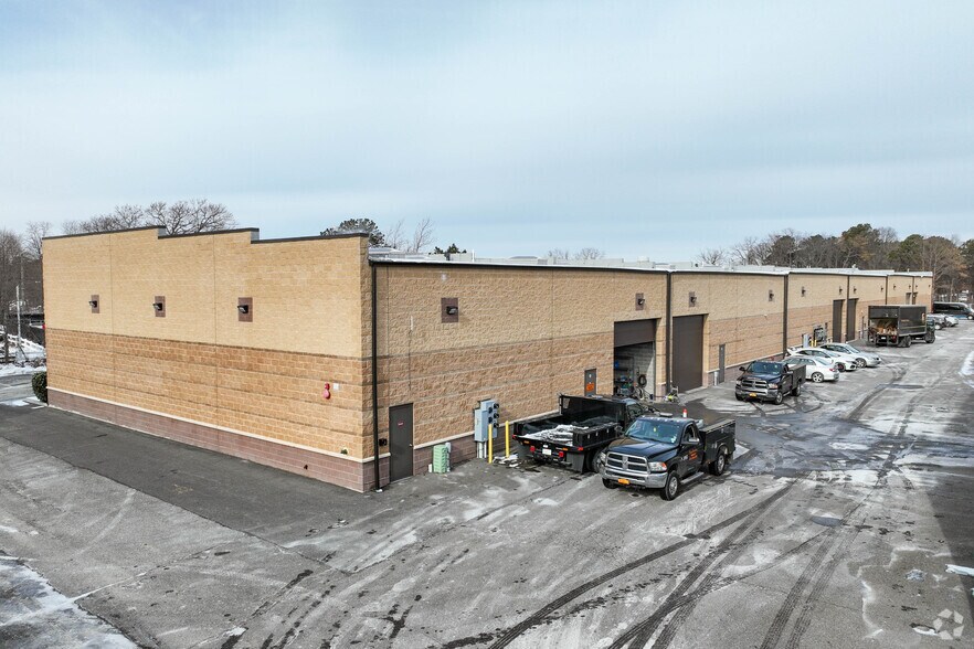 More Photos Of 78 Horseblock Rd, Yaphank Warehouse For Lease