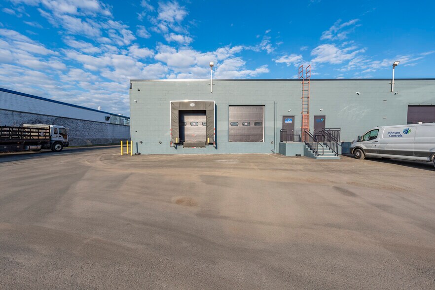 More Photos Of 380 North St, Teterboro Flex For Lease