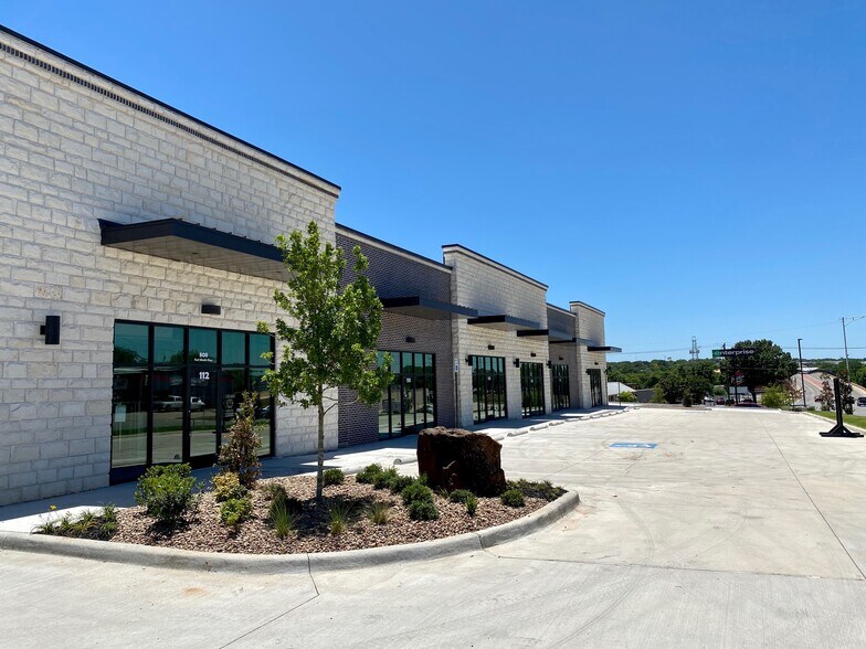 More Photos Of 808 Fort Worth Hwy, Weatherford Storefront Retail Office For Lease