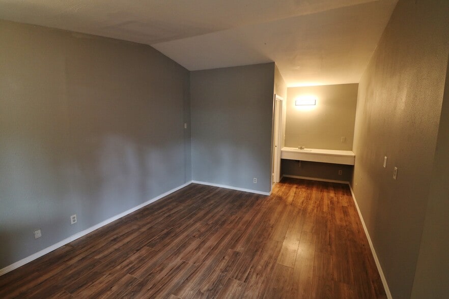 More Photos Of 127 Pacific Ave, Glendale Hotel For Sale