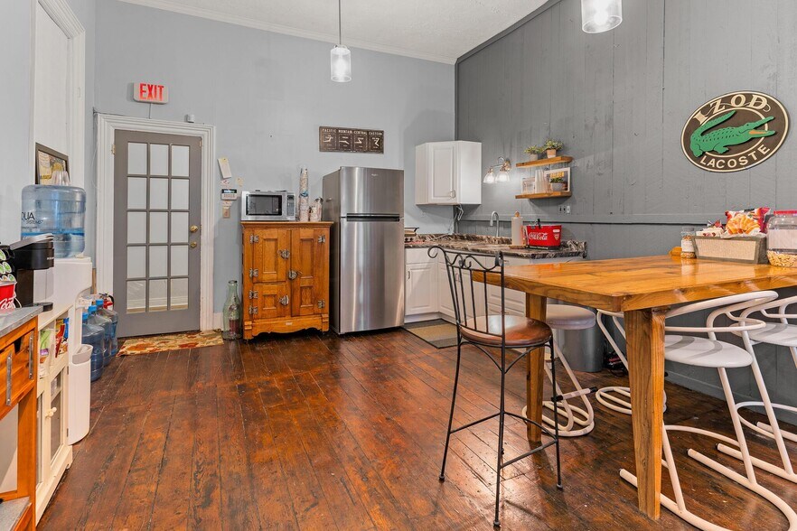 More Photos Of 1550 Lewis Center Rd, Lewis Center Freestanding For Sale