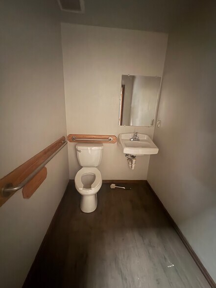 More Photos Of 410 S Eagle Ln, Oklahoma City Manufacturing For Lease